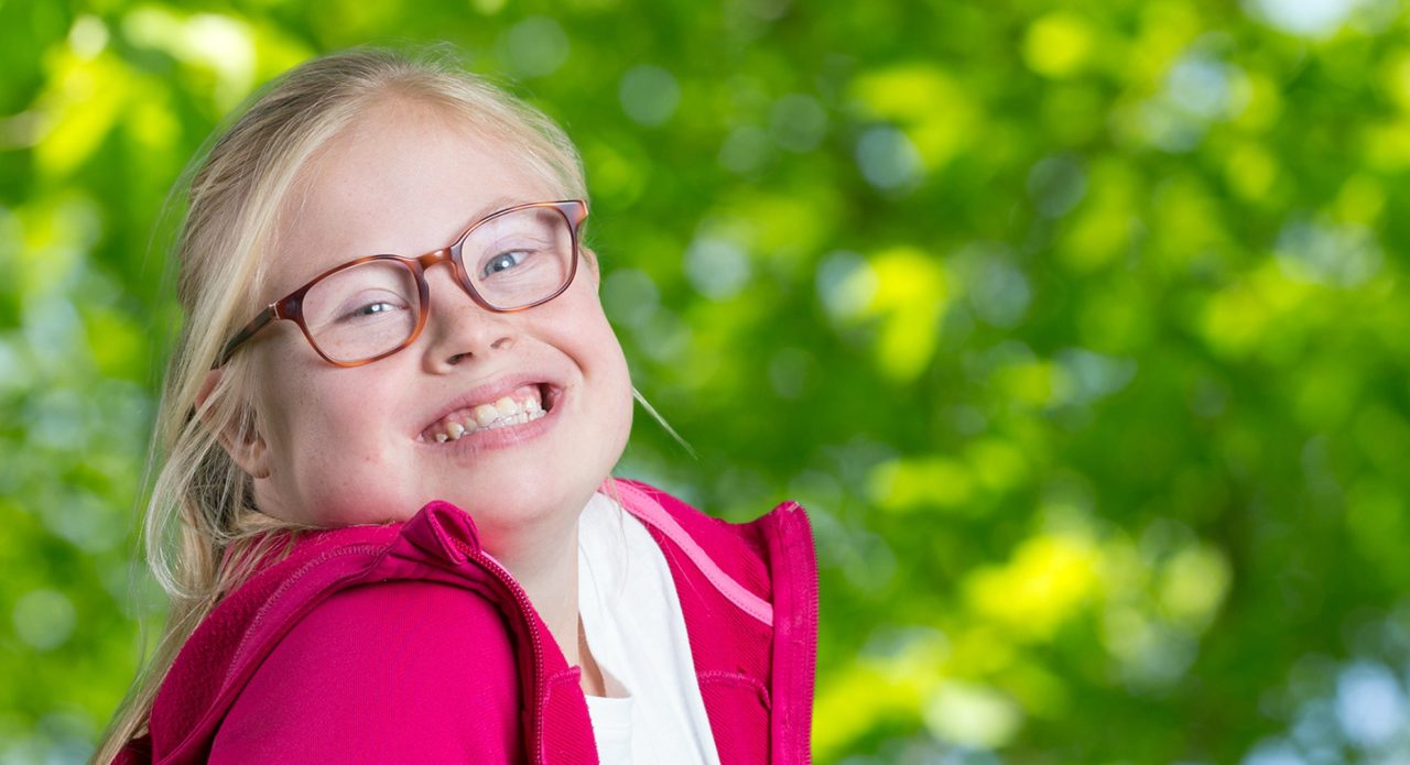 vrolijk lachend meisje