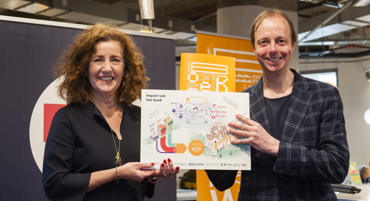 Minister Ingrid van Engelshoven (van OCW) ontvangt het rapport over impact van het boek uit handen van Eelco Zuidervaart (directeur van boekhandel Donner)