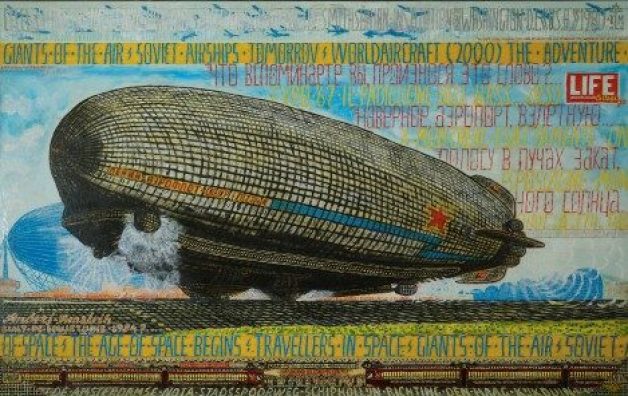 Schilderij in liggend formaat van een futuristisch vliegveld. Centraal staat een enorm donker luchtschip met rode ster, omgeven door witte stoomwolken. Op de achtergrond staan grote gebogen hangars en een tweede luchtschip. Bovenin zwermen kleine blauwe vliegtuigen; onderin zijn metrotreinen zichtbaar. Over het hele beeld staan grote opschriften en tekststroken, als op een drukke tijdschriftcover.