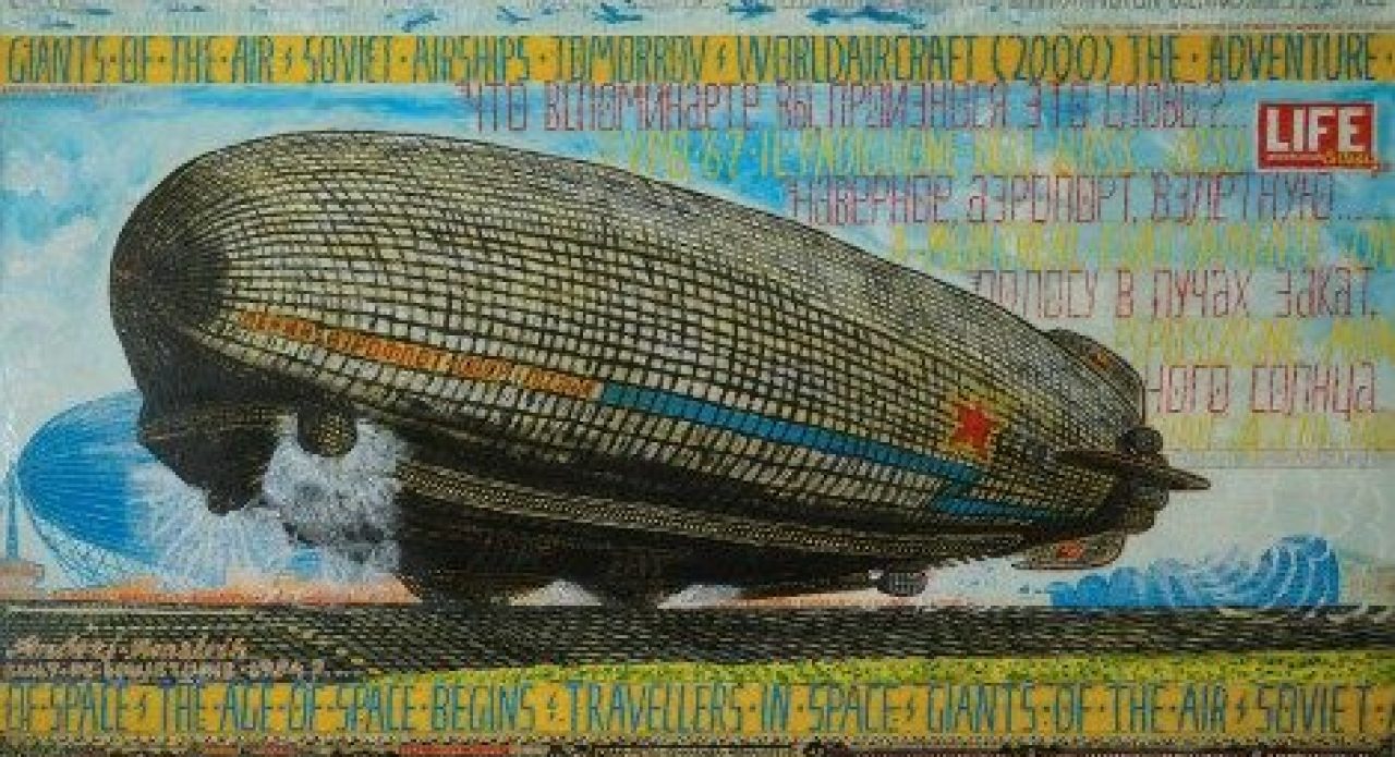 Schilderij in liggend formaat van een futuristisch vliegveld. Centraal staat een enorm donker luchtschip met rode ster, omgeven door witte stoomwolken. Op de achtergrond staan grote gebogen hangars en een tweede luchtschip. Bovenin zwermen kleine blauwe vliegtuigen; onderin zijn metrotreinen zichtbaar. Over het hele beeld staan grote opschriften en tekststroken, als op een drukke tijdschriftcover.